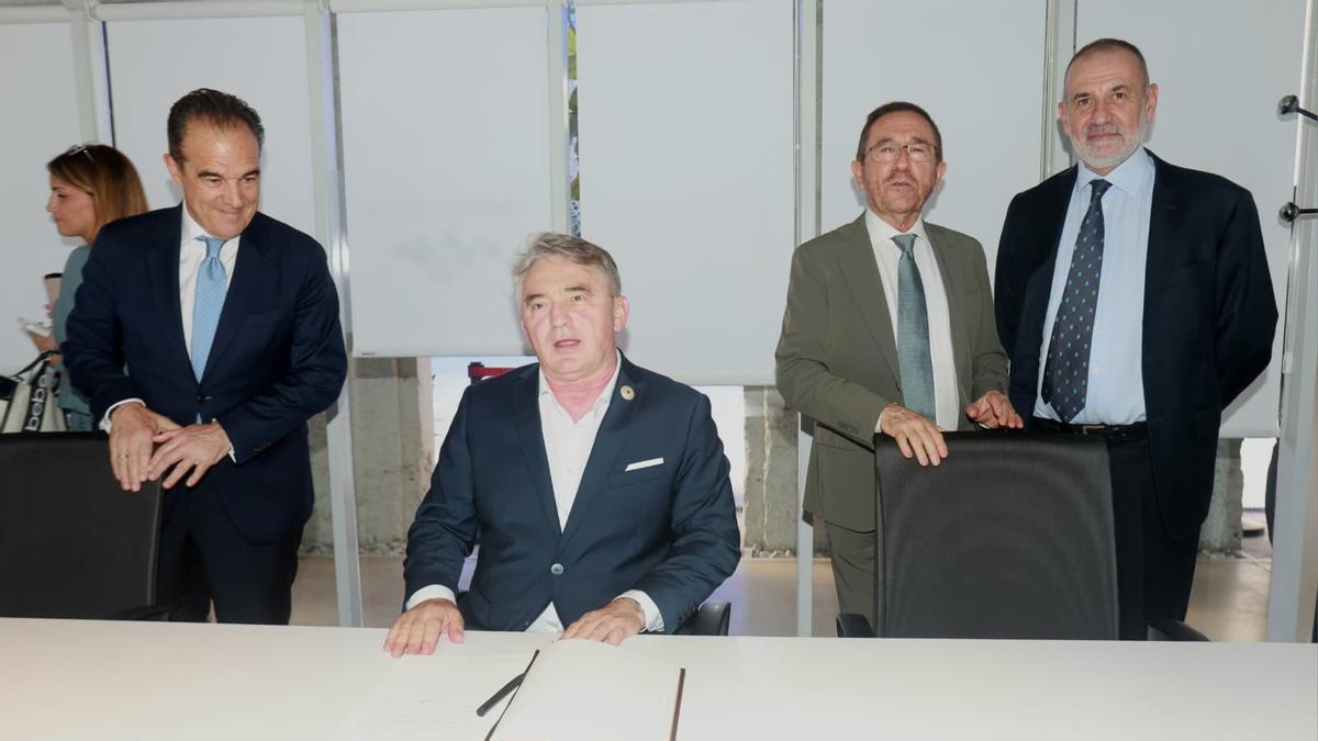 El representante bosnio firma en el libro de honor de Casa Mediterráneo en presencia de Antonio Peral y Andrés Perelló