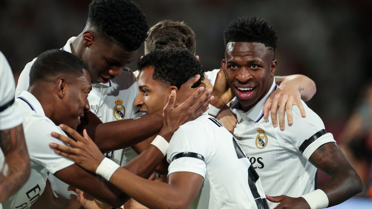 Los jugadores del Real Madrid celebran un gol de Rodrygo Goes frente a Osasuna en la final de Copa del Rey.