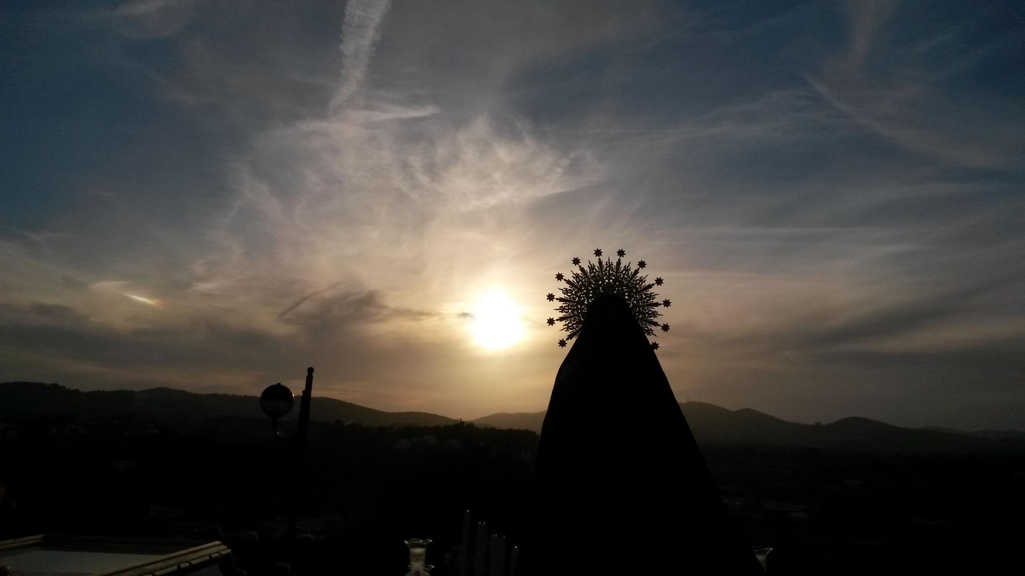 Puesta de sol en el Puig de Missa (Santa Eulària) durante la preparación de la procesión del Viernes Santo con la imagen de la Virgen de los Dolores.