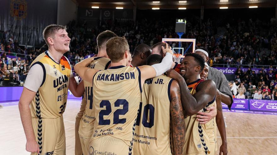 La plantilla del UCAM, anoche, celebrando el triunfo. | ACB PHOTO/V.QUINTANA