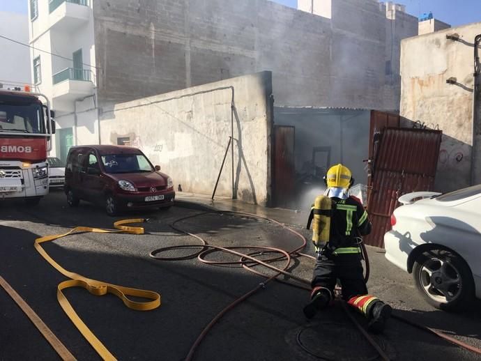 Incendio en la calle Inés, en Arrecife