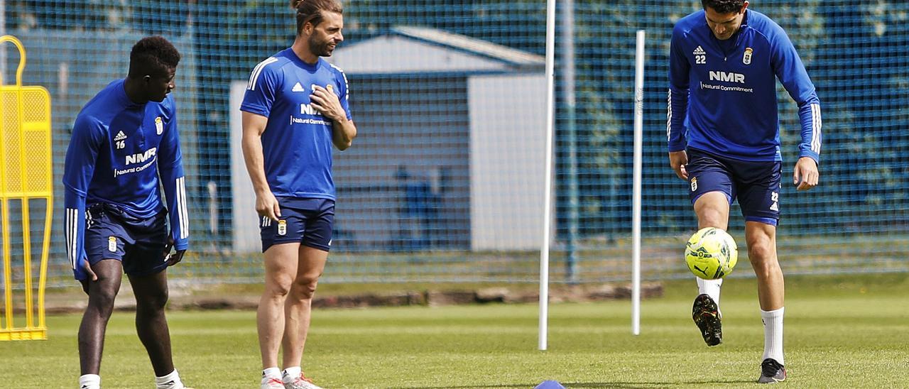 Por la izquierda, Obeng, Rodri y Blanco Leschuk, en uno de los últimos entrenamientos de la temporada en El Requexón. | Luisma Murias