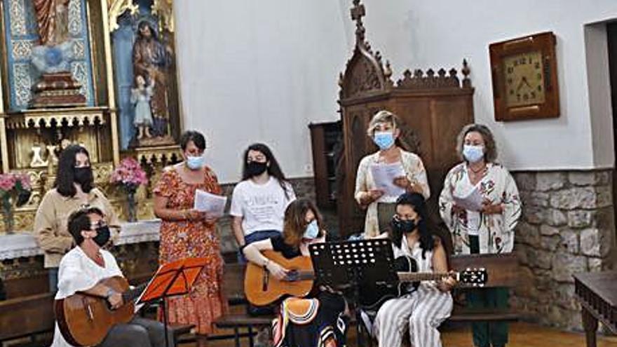 El coro de vecinas de la parroquia, durante la misa. | Marcos León