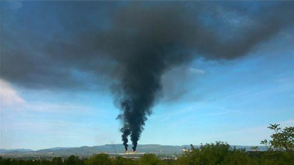 humo en la petroquímica de Tarragona