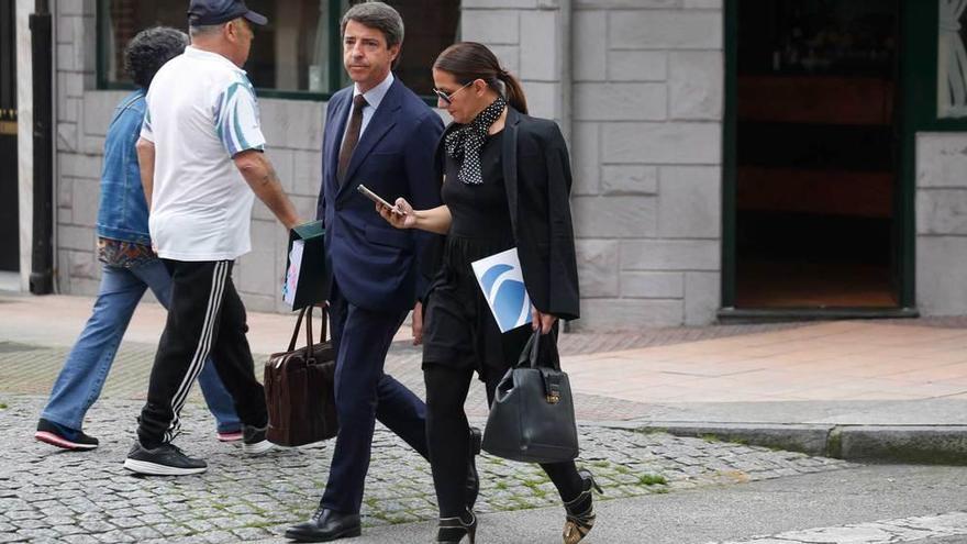 Elena García y su abogado, ayer, en la calle Marcos del Torniello.