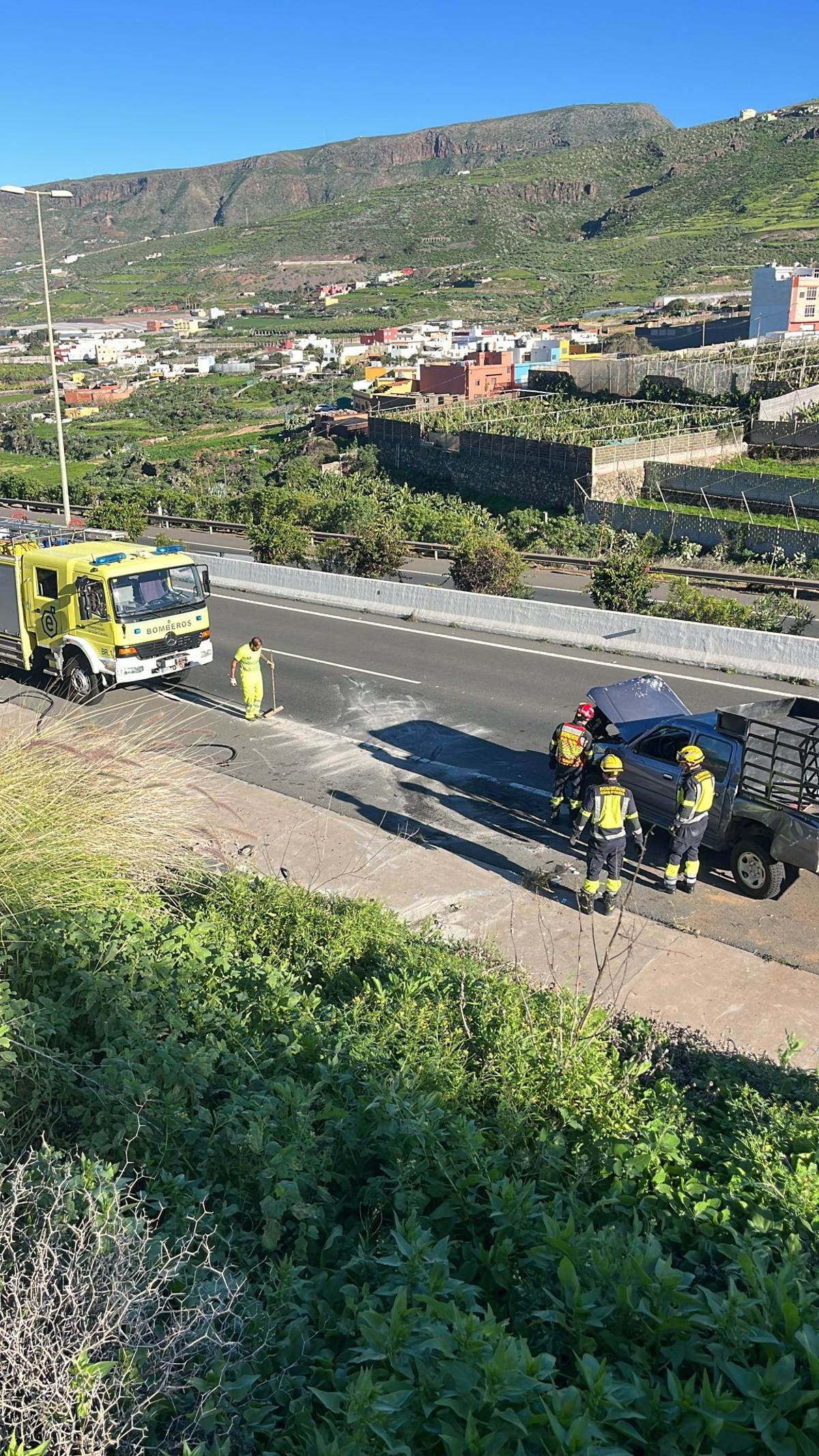 Vuelco de un vehículo en la carretera GC-2 a la altura de San Isidro, en Gáldar.