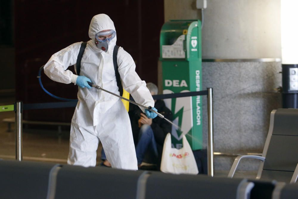 Efectivos de la UME, en el Aeropuerto.