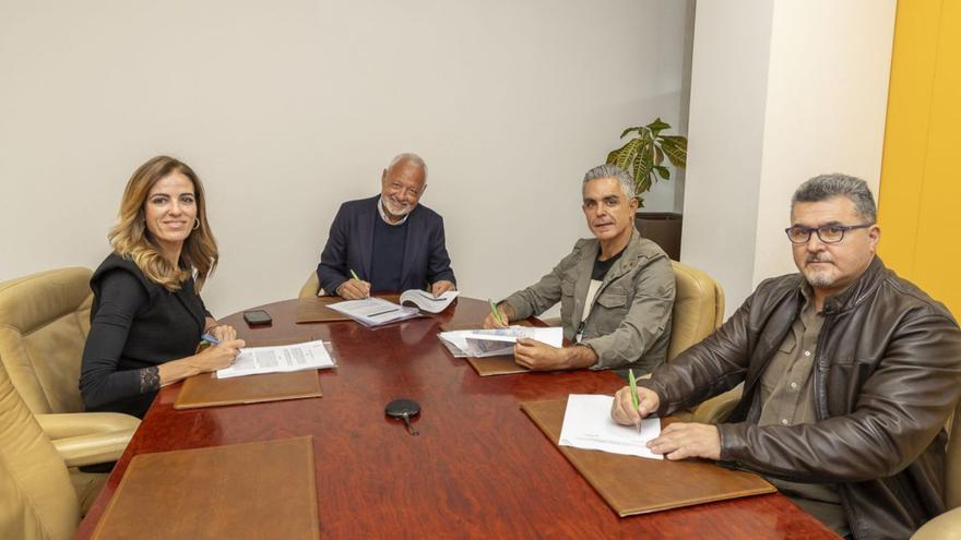 Olivia Llorca, Javier Puga, Henry Acosta y Terencio Acosta, durante la firma del acuerdo. | E. D.