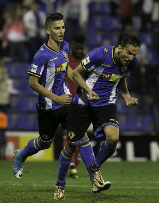 Dos errores del meta gaditano condenan al Hércules en su mejor partido de la temporada.