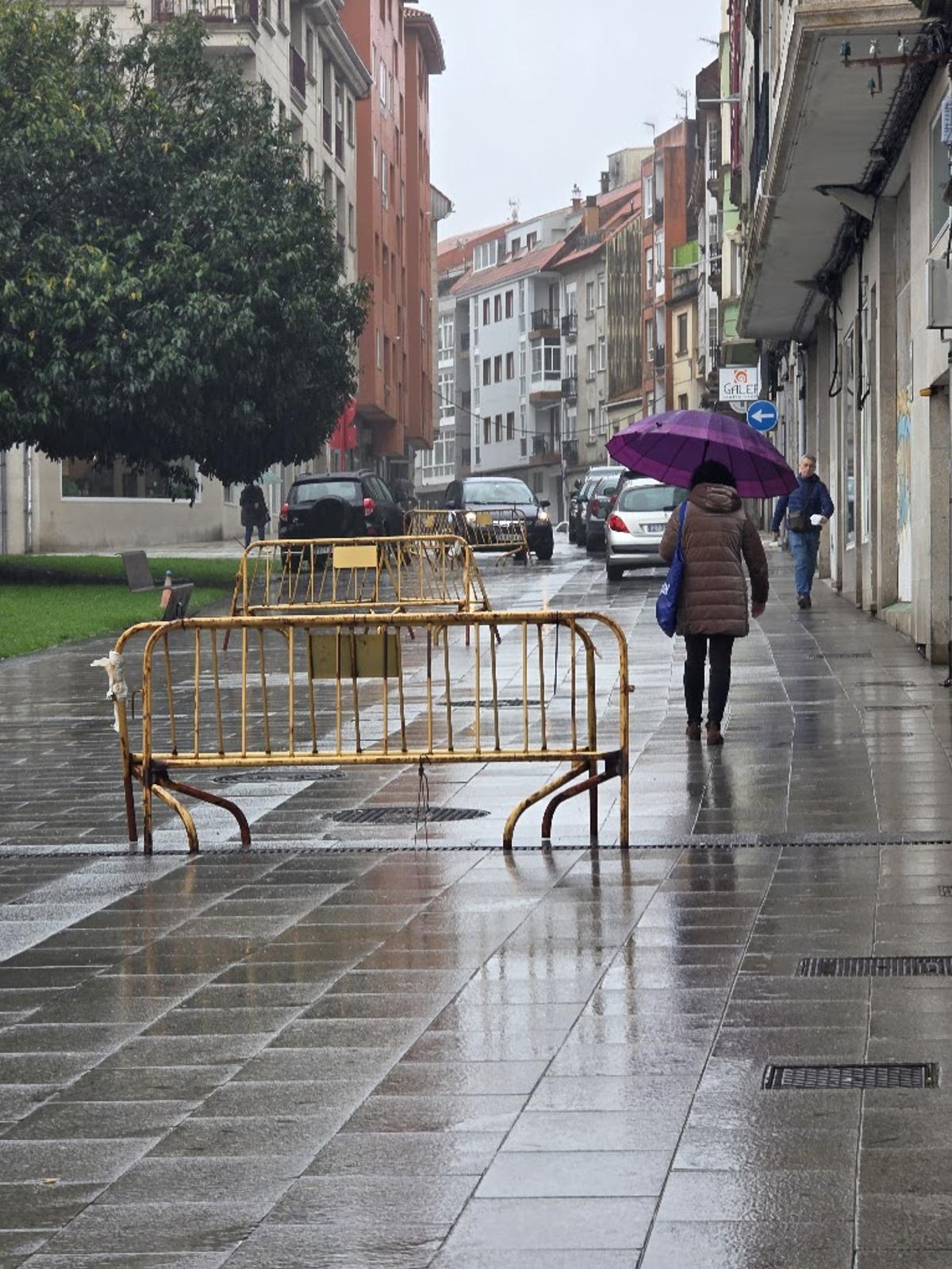 Vallas y coches en la zona peatonal de Vista Alegre, esta mañana.