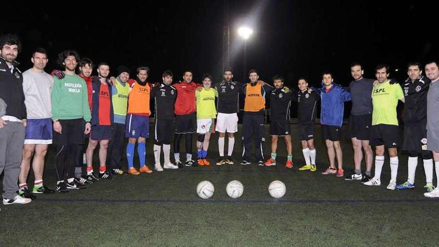 Formación de los equipos del Irmandinhos A Estrada en su entrenamiento de ayer. // Bernabé/Javier Lalín