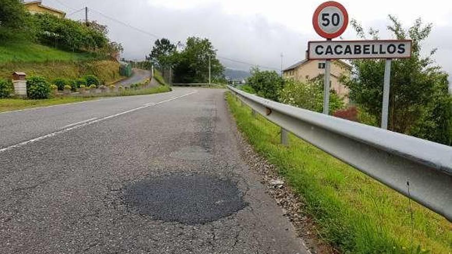 Uno de los baches rellenados, a la altura de Cacabellos.