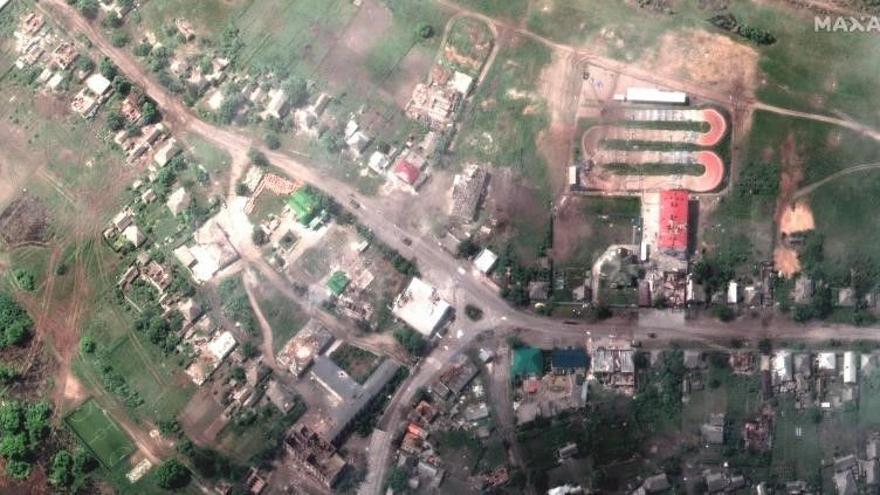 Imagen de satélite de la ciudad ucraniana de Limán, Ucrania, que muestra edificios destruidos y tanques en las calzadas.