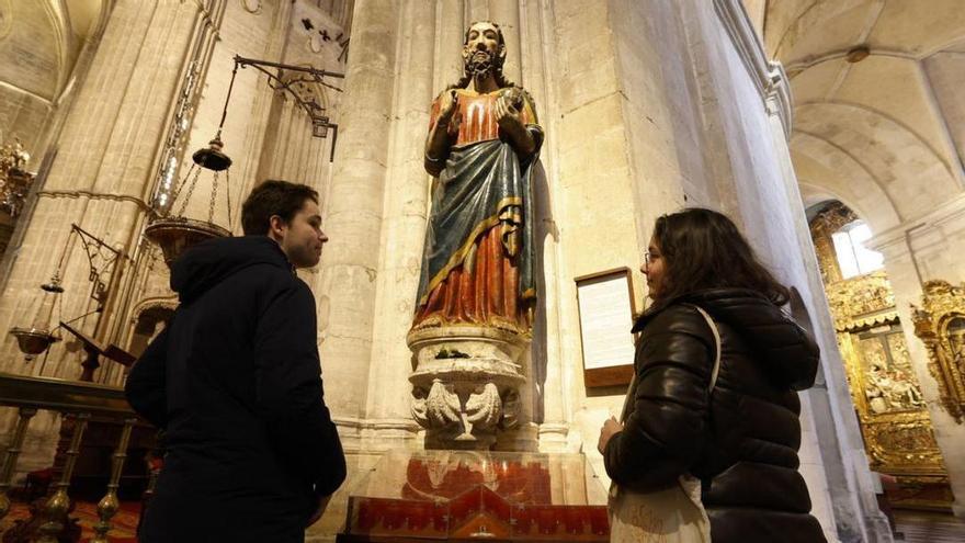 En busca de los orígenes de una imagen muy venerada de la Catedral de Oviedo: El Salvador inicia su restauración
