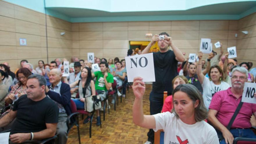 Los vecinos durante la reunión de anoche en Pájara. i  CARLOS DE SAÁ