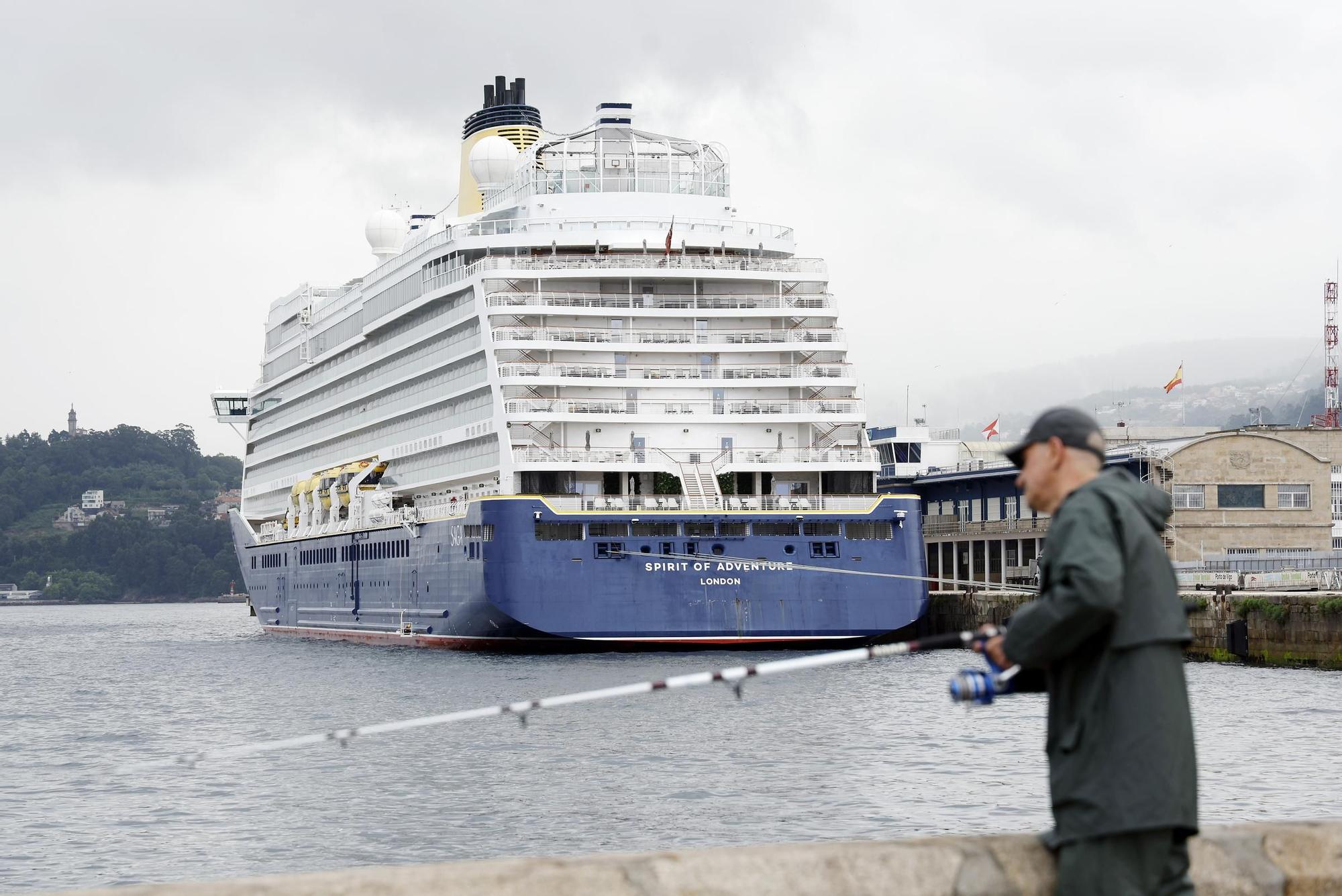 El crucero 'Spirit of Adventure', esta mañana de viernes ante la Estación Marítima de Vigo