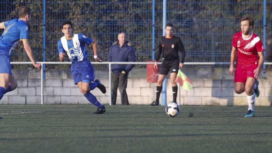 Viti, autor del primer gol, sigue una jugada con Ezpeleta.