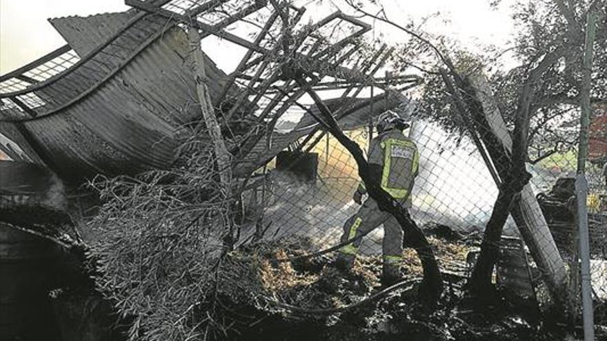 Los bomberos de Badajoz sofocan el incendio de una chabola en el campo