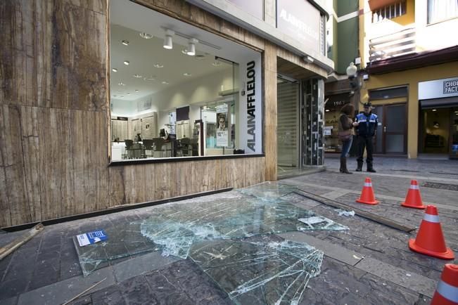 Asalto  y robo en  la tienda Alainafflelou Optico. Calle Cano Fotógrafo: Quique Curbelo