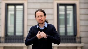 Pablo Iglesias, líder de Podem, planteja una pregunta a Albert Rivera.