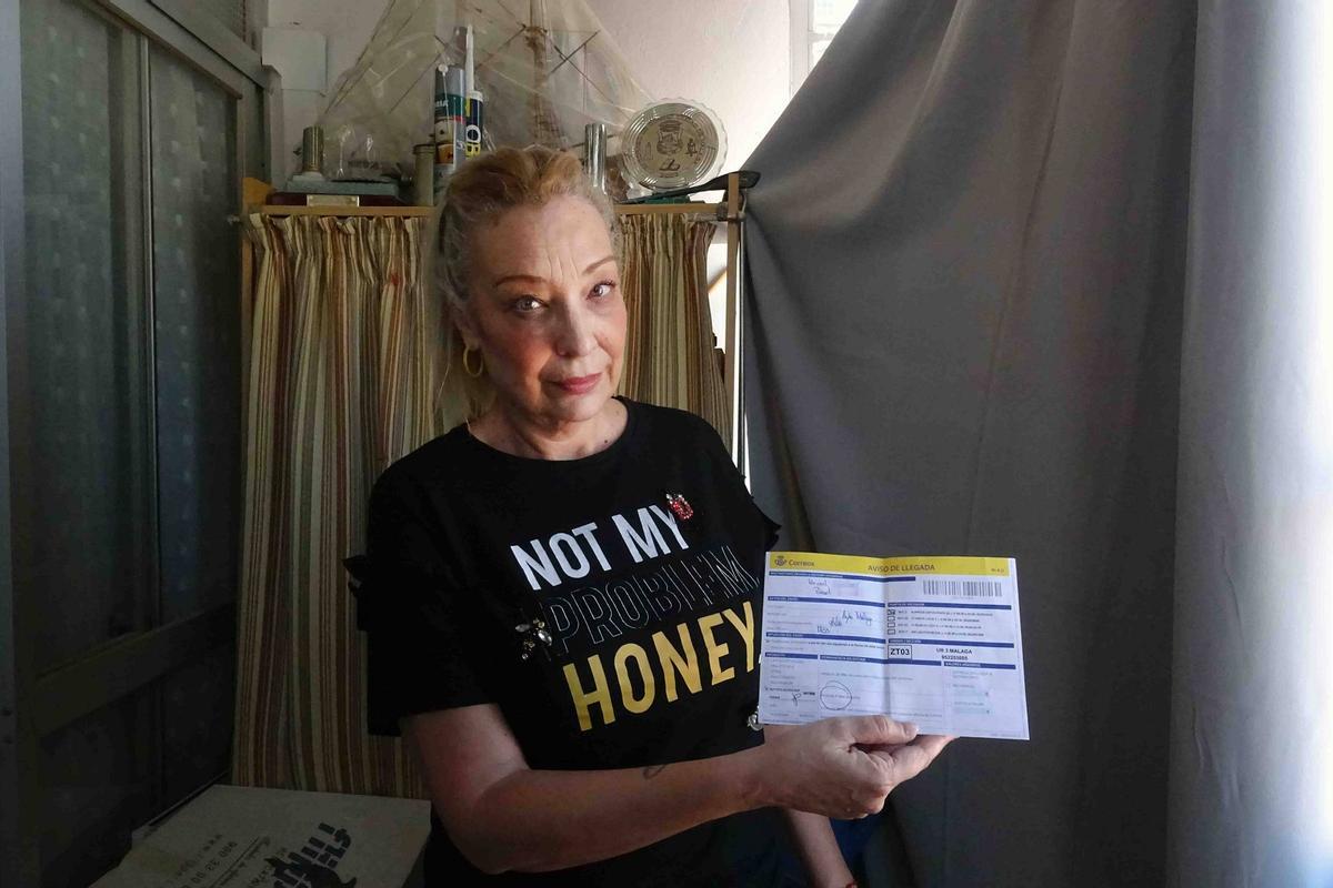 Clara, ayer, con un certificado de un falso empadronado en Pinosol recibido por su hermana.