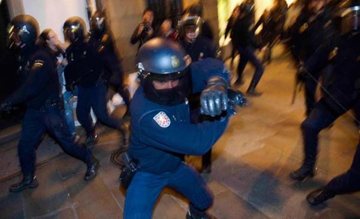 Antiavalots carreguen contra la gent que protesta contra la visita del Papa Benet XVI a Santiago de Compostel·la. Antiavalots carreguen contra la gent que protesta contra la visita del Papa Benet XVI a Santiago de Compostel·la.