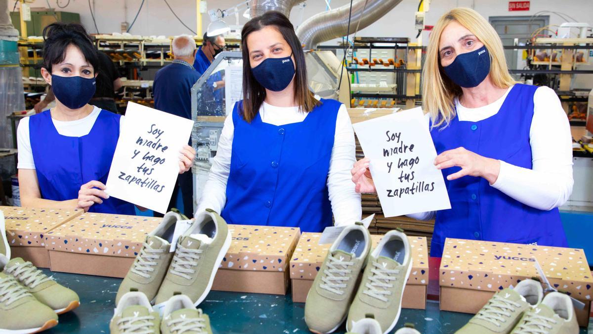 Las zapatillas Yuccs están fabricadas por artesanos y utilizan materiales naturales y sostenibles.