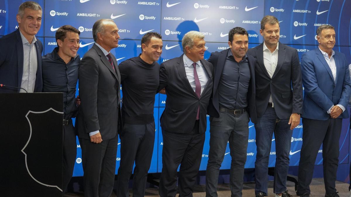 Masip, Bojan, Yuste, Xavi, Laporta, Deco, Soler y Alexanko, en la presentación de la nueva estructura deportiva del Barça.