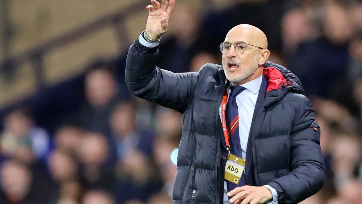 De la Fuente, el seleccionador español, da instrucciones a sus jugadores en Hampden Park.