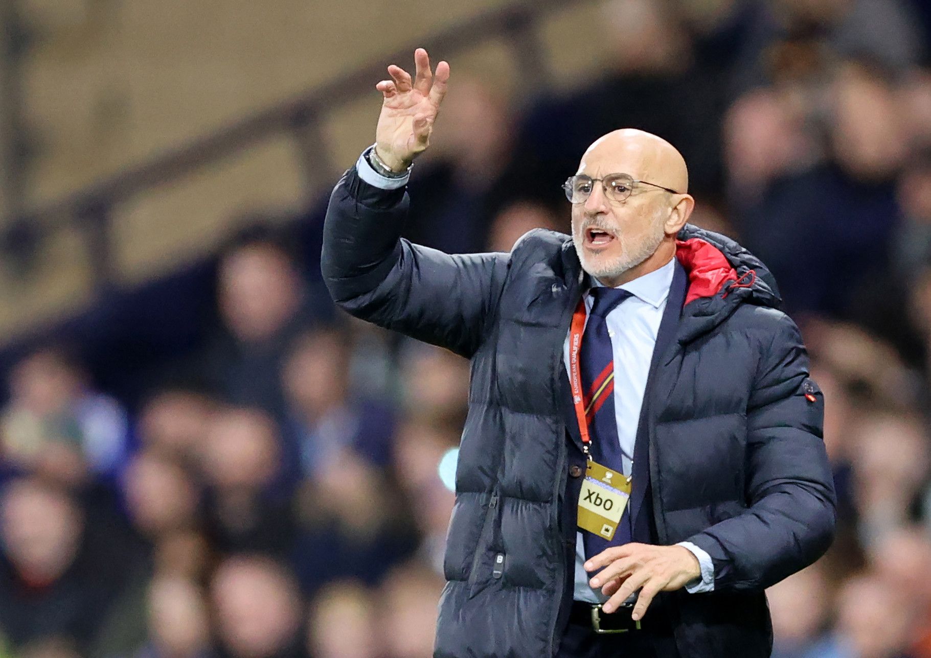 De la Fuente, el seleccionador español, da instrucciones a sus jugadores en Hampden Park.