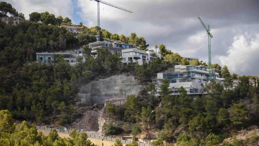 El silencio de la calle, ubicada en un entorno tranquilo y casi desierto, se confunde con el incesante ruido de la maquinaria de obra.