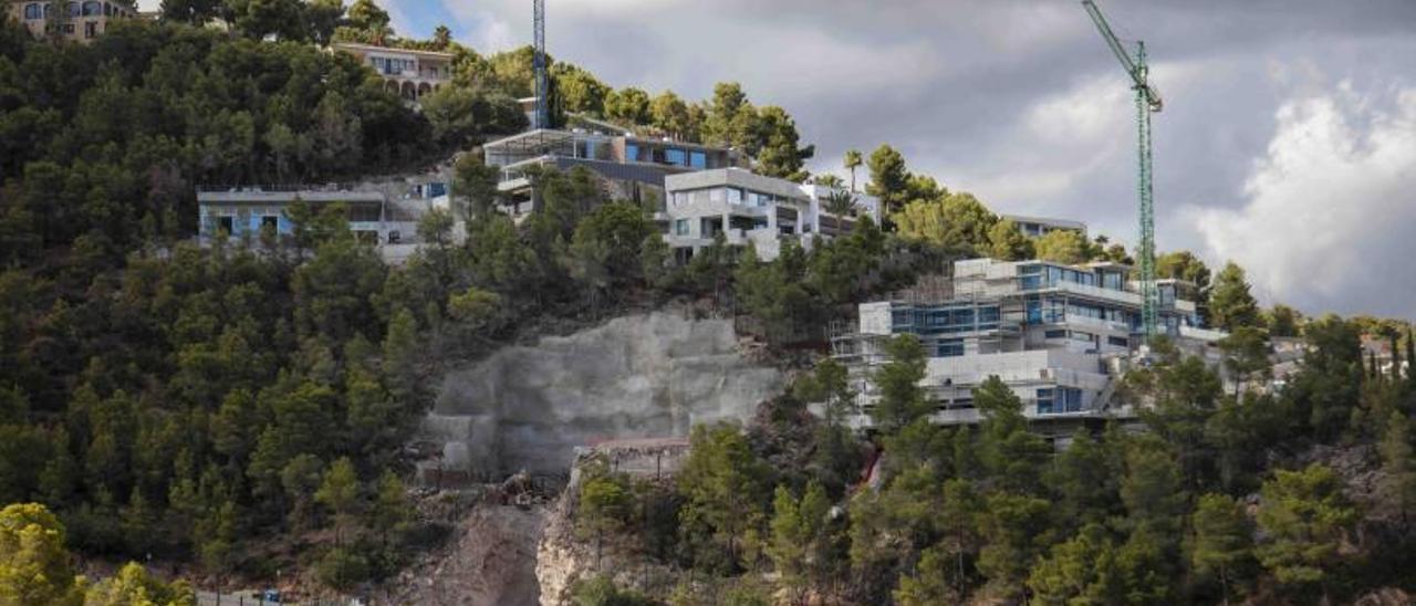 El silencio de la calle, ubicada en un entorno tranquilo y casi desierto, se confunde con el incesante ruido de la maquinaria de obra.