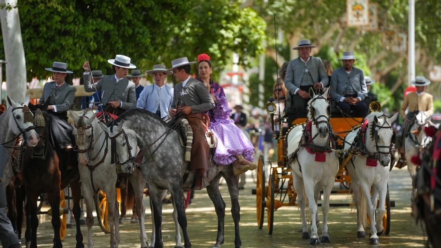 Archivo - Caballistas paseando por la feria