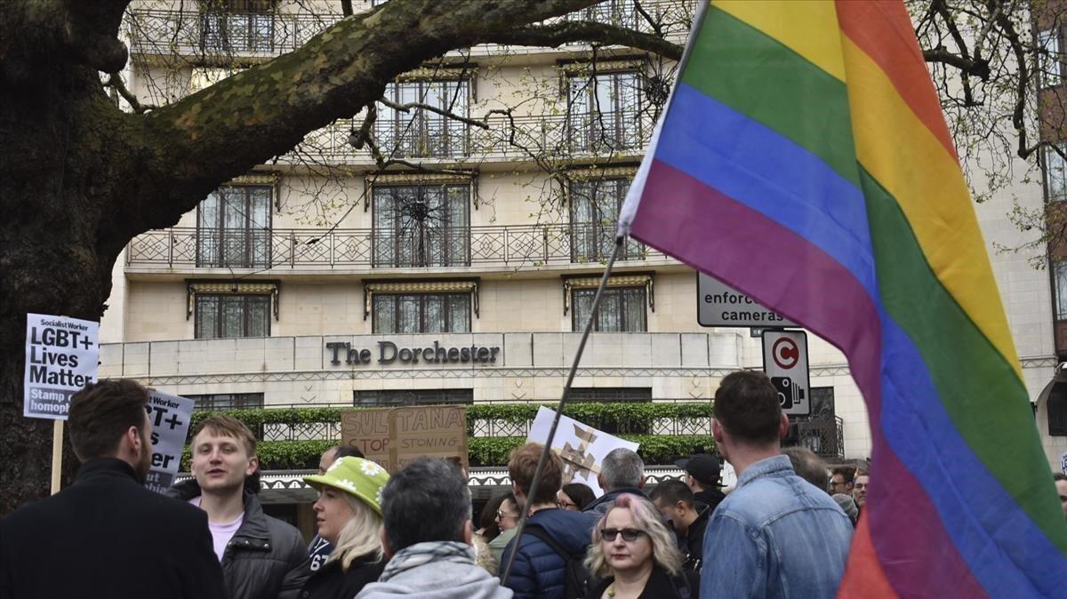 zentauroepp47653273 protestors outside the dorcester hotel on park lane in londo190406201902