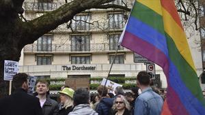 Manifestantes contra las leyes antihomosexualidad de Brunei, a las puertas del hotel Dorchester en Londres. 