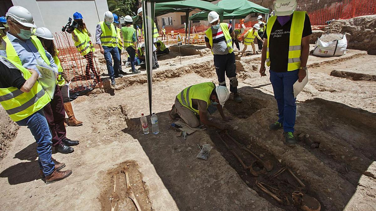 Las obras de la muralla islámica descubren un cementerio medieval | FERNANDO BUSTAMANTE