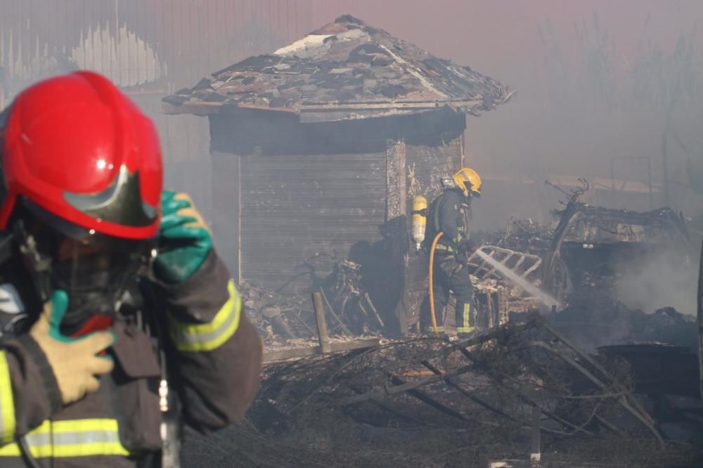 Incendio en un desguace del polígono Guadalhorce