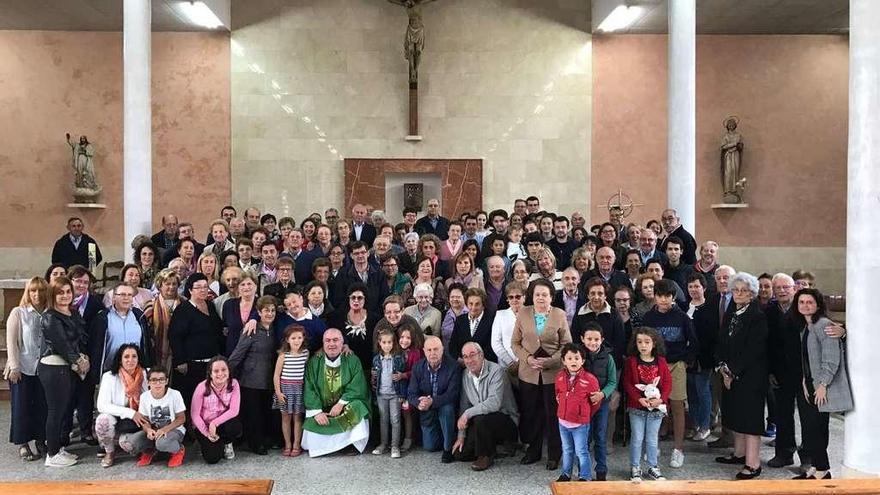 Amigos y familiares, posando el domingo en la iglesia de Posada de Llanera con Carlos Moisés Morales, de azul tras el párroco, José Julio Velasco.
