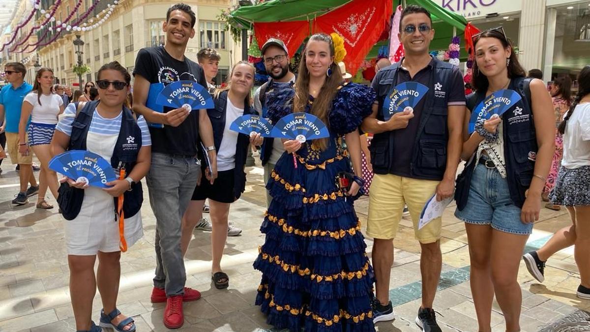 La Asociación Marroquí reparte abanicos durante la Feria en contra de los ataques racistas.