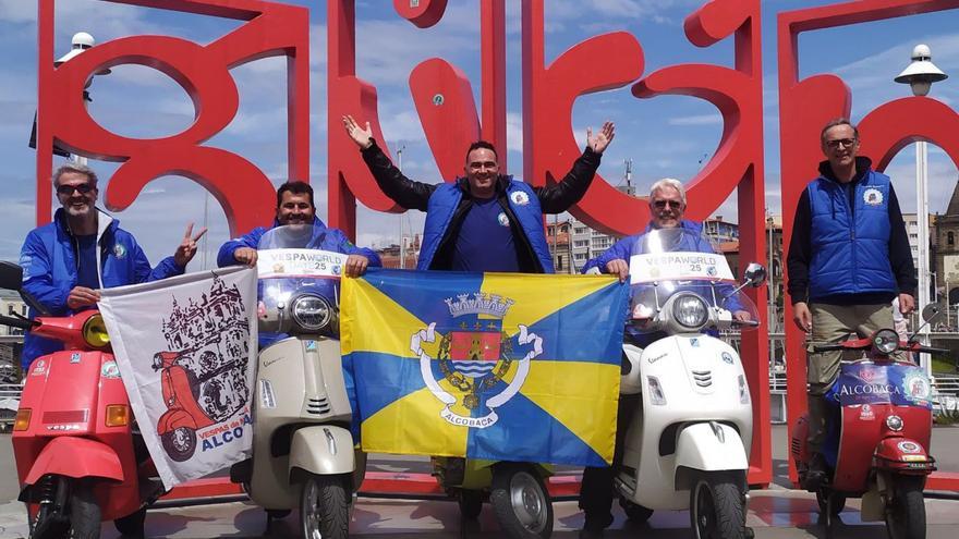 Gijón fascina al enjambre de Vespas que ha invadido la ciudad: &quot;Todo es precioso&quot;