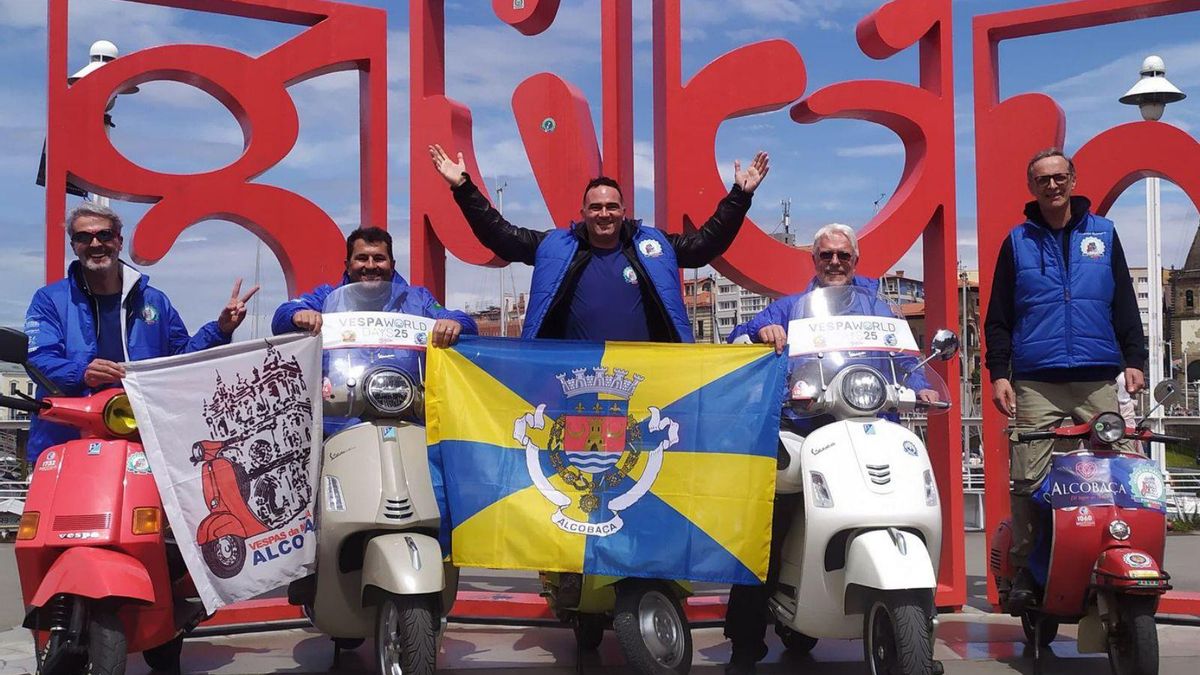 Por la izquierda, Antonio Oliveira, Markus Gerstenlauer, César Silva, Bernd Engelhardt y Bernardo Romero, ayer, inmortalizándose delante de las Las Letronas, en el puerto deportivo de Gijón.