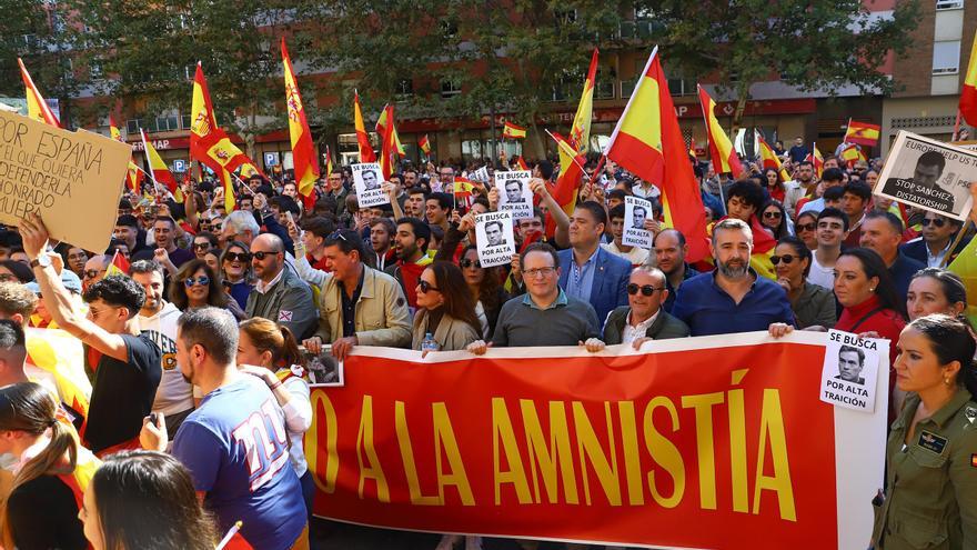 Simpatizantes de Vox protestan contra la amnistía ante la sede del PSOE en Córdoba