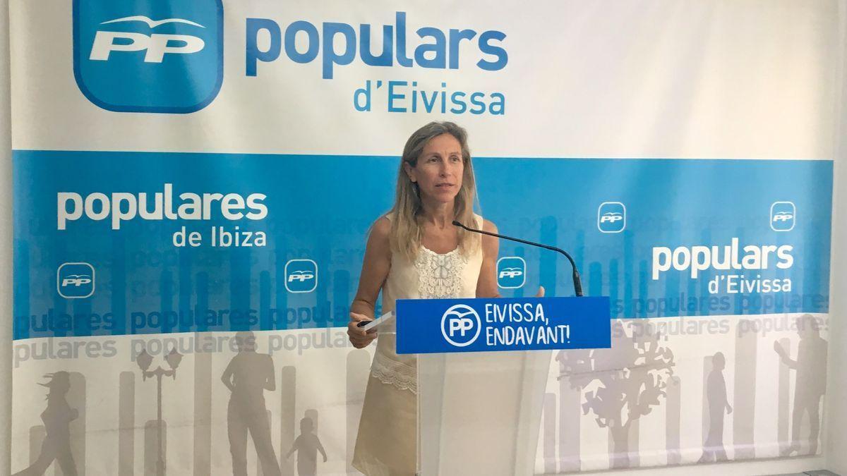 La alcaldesa de Santa Eulària, Carmen Ferrer, en una rueda de prensa en la sede del PP de Eivissa.