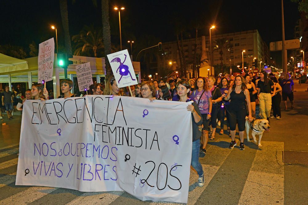 “No es no, lo demás es violación” y “La tumba del machismo, Alicante será”, son algunas de las consignas que se escuchado por las calles de la ciudad