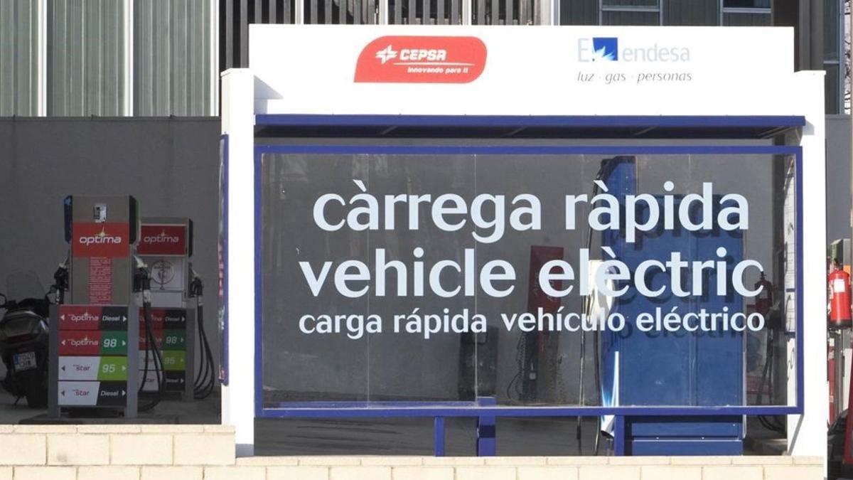 Punto de carga rápida de coches eléctricos en Barcelona.