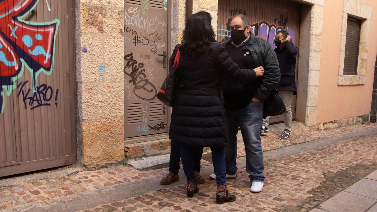 José Ignacio Calvo, ganador de las elecciones, recibe el respaldo de una dama de la Cofradía.