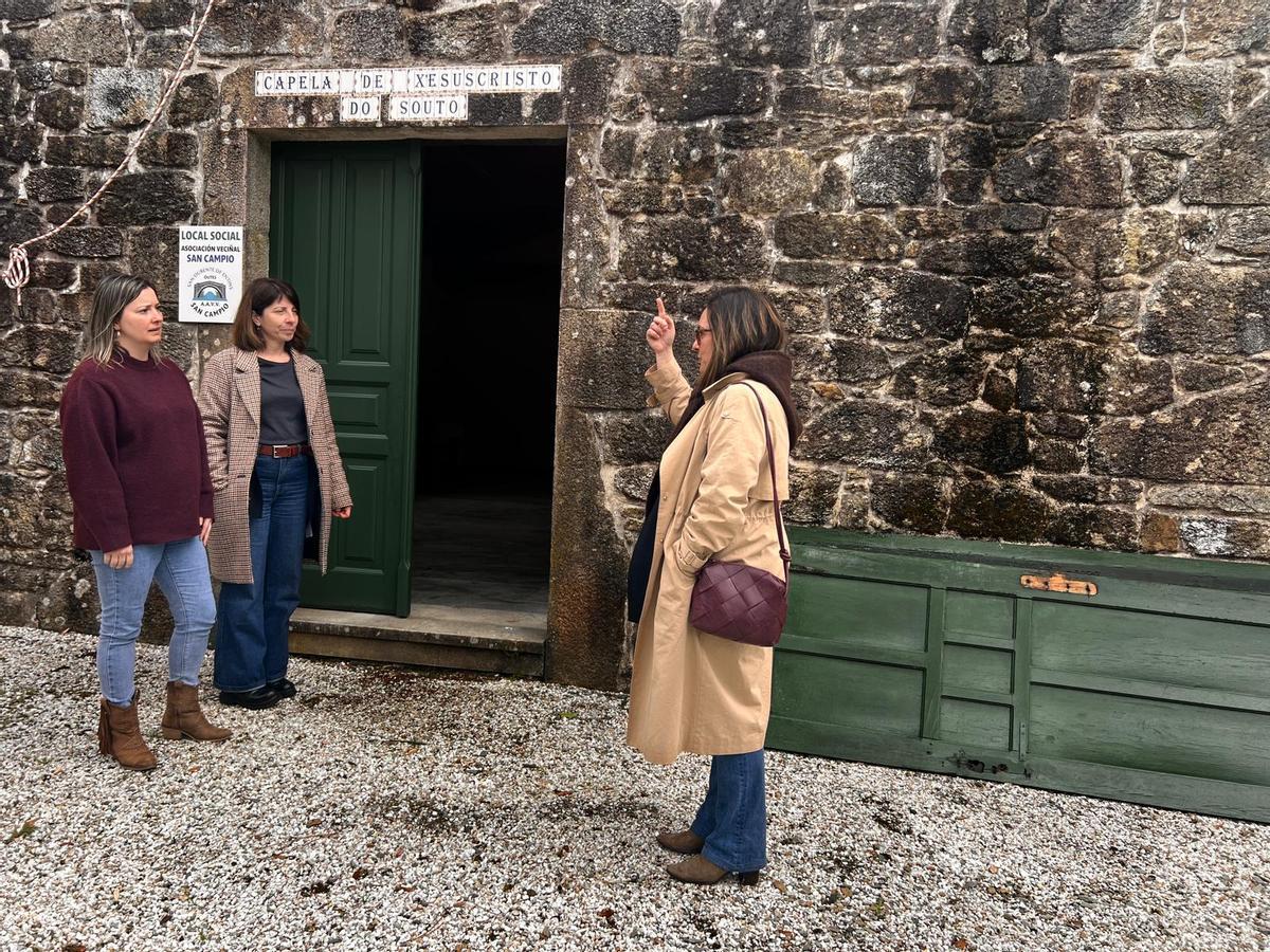 Cristina Capelán y Sol Agra, primera y segunda por la izquierda, respectivamente, en su visita al local vecinal de Santo Ourente.