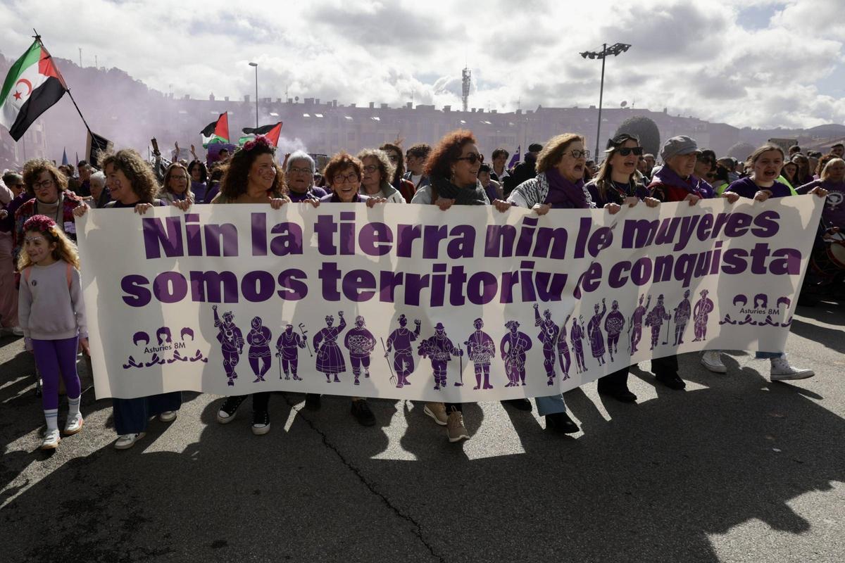 EN IMÁGENES: Un multitudinario y diverso 8M desborda las calles de Villaviciosa y celebra a la mujer rural