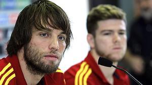 El jugador del Swansea, que debuta en una convocatòria amb ’la Roja’, està a favor de la incorporació del davanter de l’Atlètic.