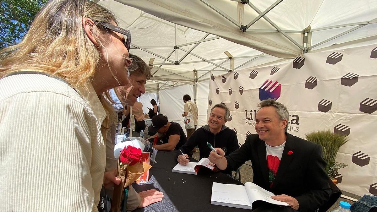 Los hermanos Javier y Sergio Torres dedican un libro durante la 'diada' de Sant Jordi.